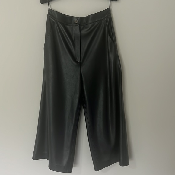 BLACK VEGAN LEATHER CROPPED TROUSERS - Picture 5 of 10